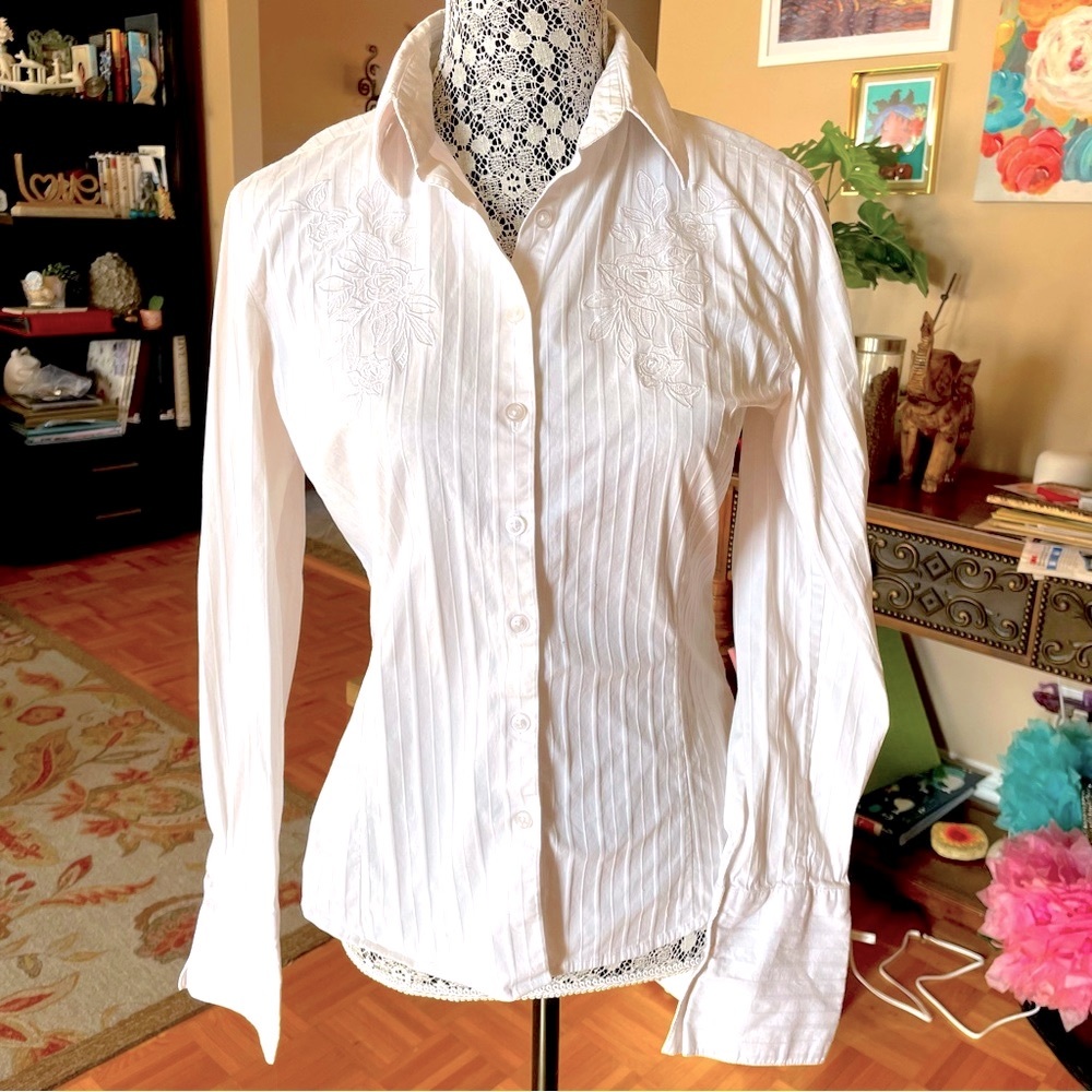 Embroidered beautiful shirt - Picture 2 of 8
